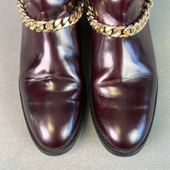 Burberry burgundy bootie size zip gold chain. Leather lining. Gently worn Size39 - Picture 6 of 14